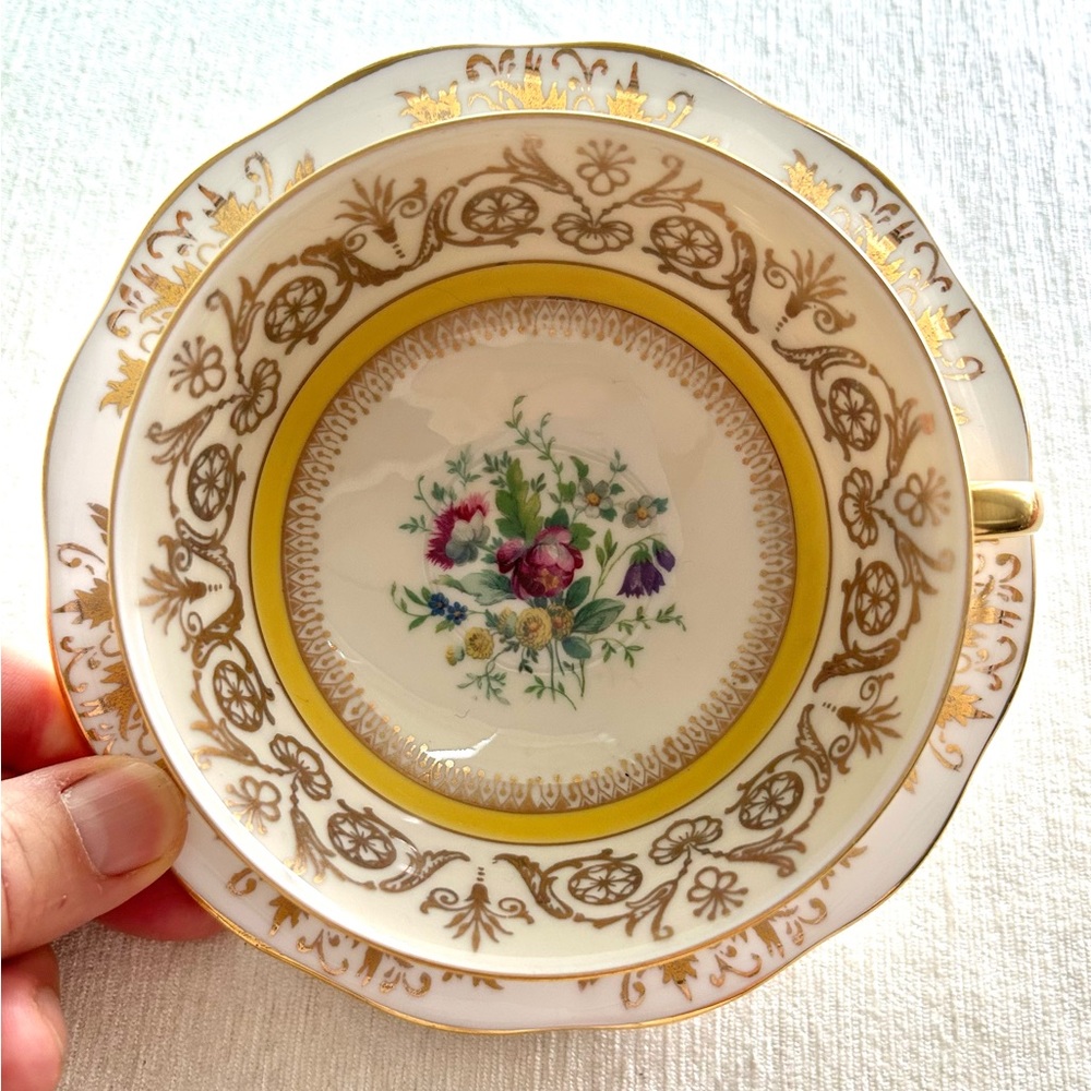 VINTAGE bone china floral tea cup & saucer set with gold. 💛